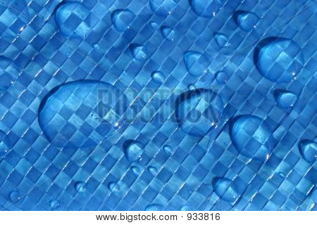 Gotas de chuva sobre fundo de lona xadrez azul