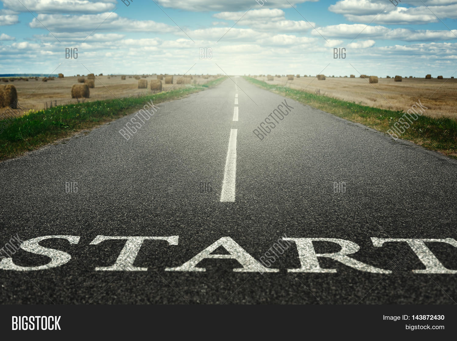 Анастасия фарафонова. Девушка в горах со спины. Дорога вперед. Guustavv into the distance. Фон дороги.