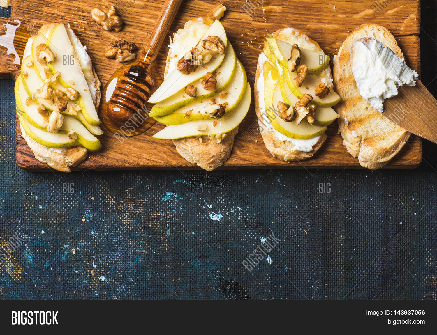 Брускетты с сыром бри. Груша с сыром дор блю на багете. Бутерброды с карамелизированной грушей и сыром. Брускетта с бри и грушей. Итальянские кростини.