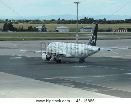 Star Alliance Airbus A320 On The Runway