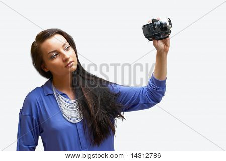 Mladá žena s fotoaparátem
