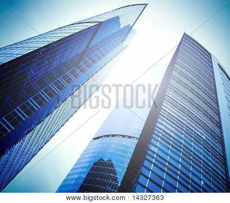 Vision prospective aux nouveaux gratte-ciel moderne bâtiment du centre d'affaires