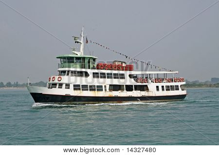Erry trasporta passeggeri e turisti sull'isola della laguna veneta