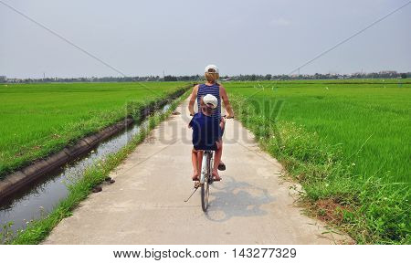 The bycicle trip through the fields of central Vietnam