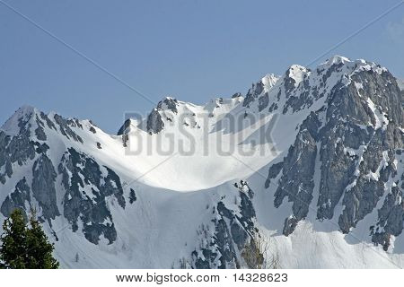 Neve cobriu a montanha nos Alpes italianos em um dia quente de inverno com sol