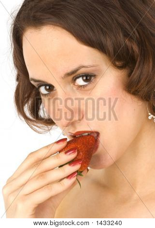 Bella bruna mangiando una fragola 1