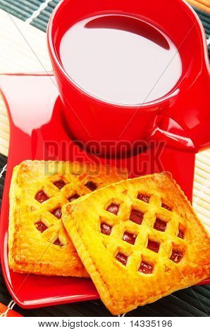 Tasse de thé et des biscuits frais sur table