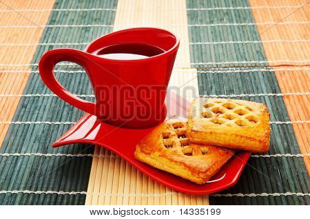 Tasse de thé et des biscuits frais sur table