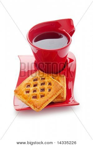 Tasse de thé et des biscuits frais sur table