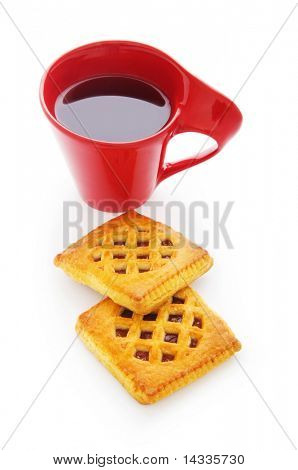 Tasse de thé et des biscuits frais sur table