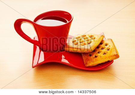 Tasse de thé et des biscuits frais sur table