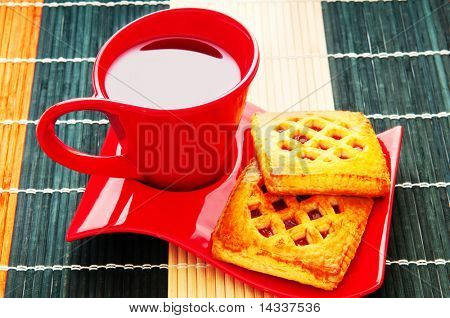 Tasse de thé et des biscuits frais sur table