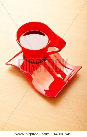 Tasse de thé sur le fond en bois