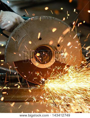 Pendular electric saw for metal cutting in factory