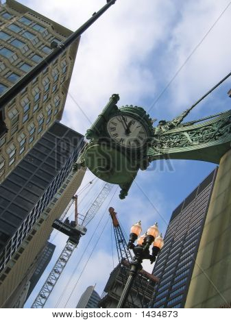 Ur og en anden afbalanceret synspunkt mellem høj Tower, Chicago