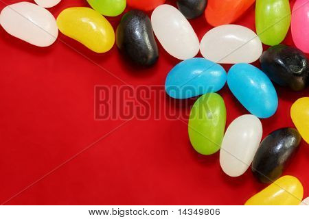 เส้นขอบของ jellybeans มีสีสันสวยงามด้วยพื้นหลังสีแดง