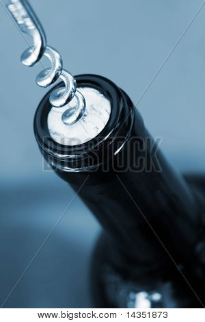 Garrafa de vinho uncorking, vista closeup, em duotone azul