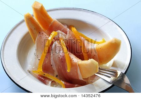 Segmenten van smaakvolle met dun gesneden ham of prosciutto di parma.  Doorgewinterde en aangevuld met gele bell