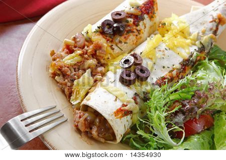 Enchiladas, med salat, smeltende ost og snittede oliven.