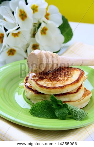 Tradicionais panquecas com mel e hortelã