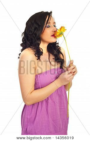 Joven que huele una flor
