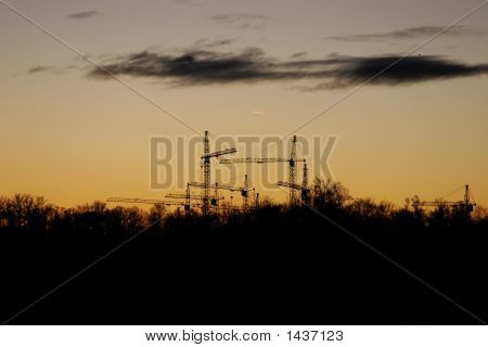 Emelő daruk, éjszakára