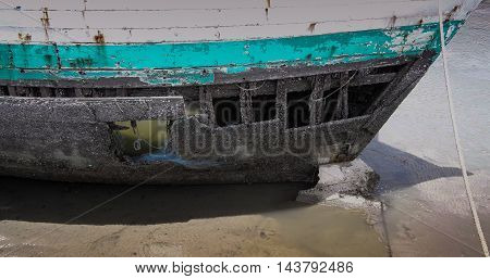 the shipwreck lie down on the shore
