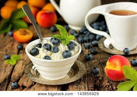 Dietary dessert from cottage cheese with fresh berries