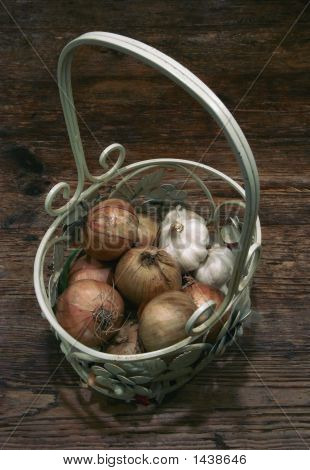 Korb Wth Zwiebeln und Knoblauch