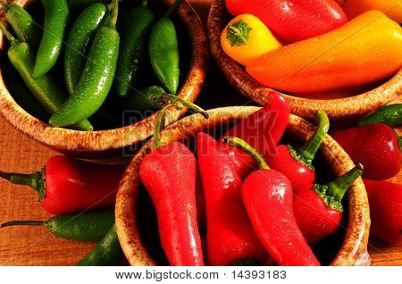 Peperoni e peperoncini In ciotole
