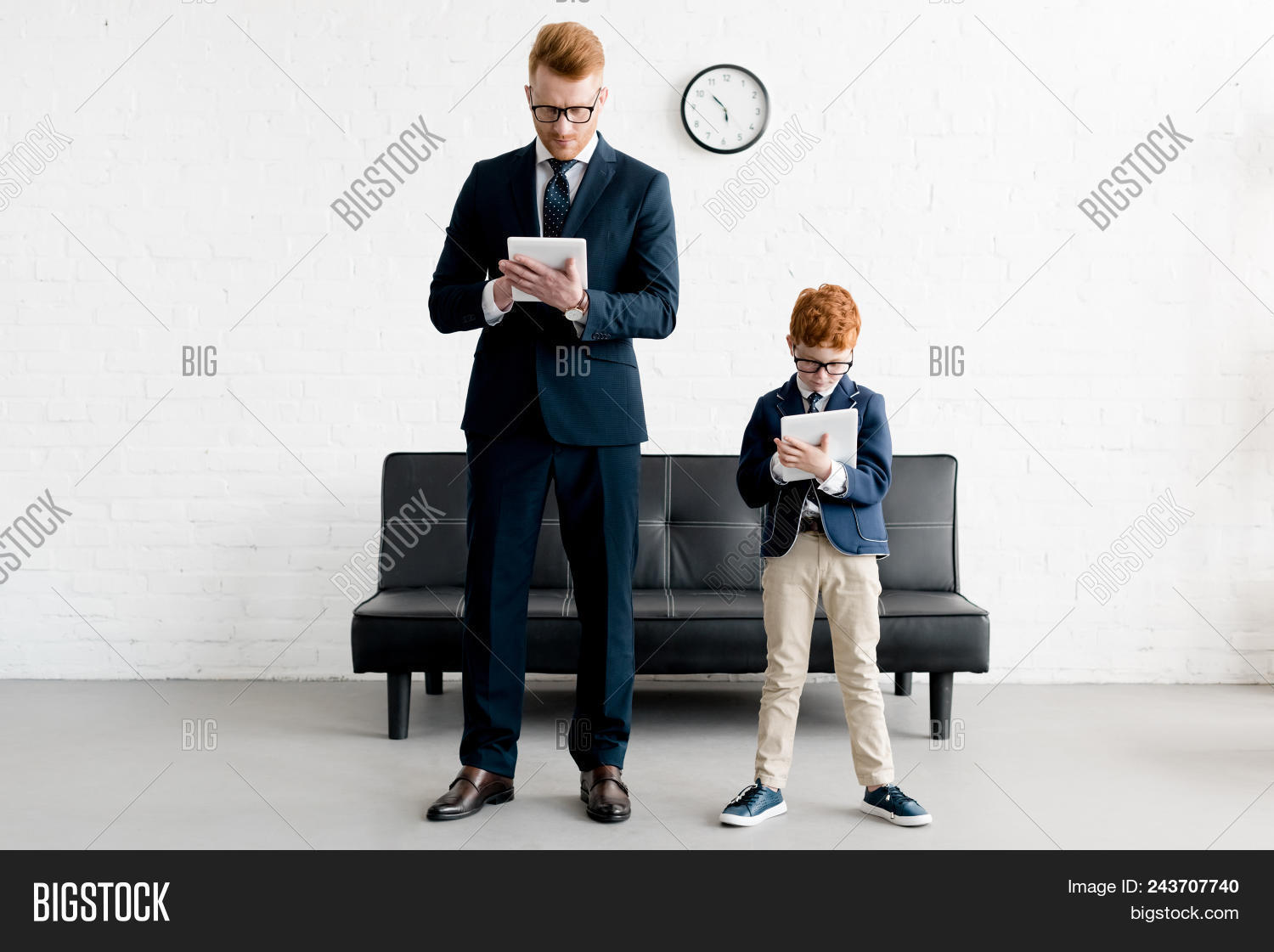 Семья обсуждает. Подросток с деньгами. Распорядиться сын. Дети предприниматели. Бизнес родители и дети.