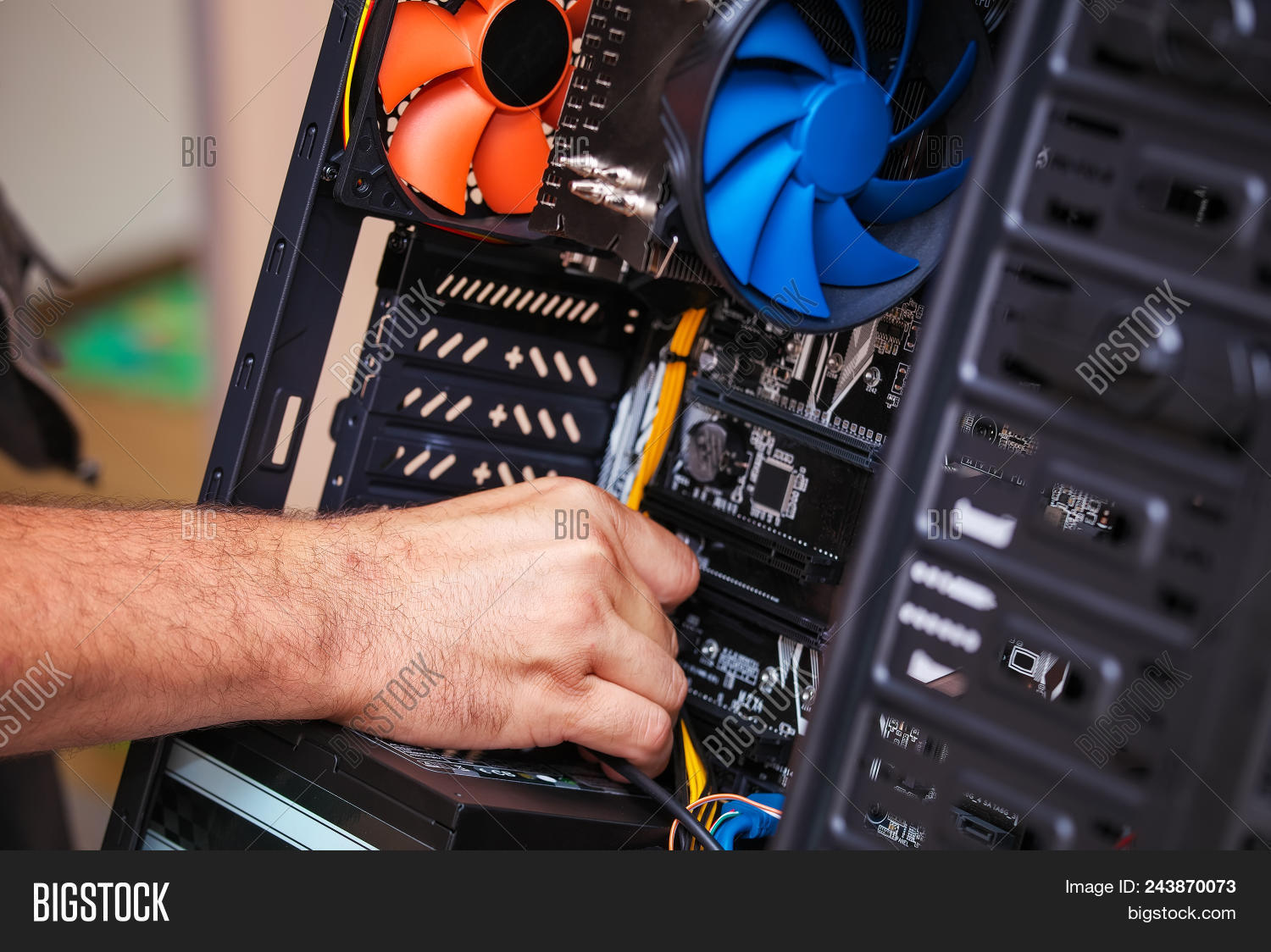 боковая крышка системного блока. пыль в системном блоке. Computer technician. компьютер и растения. сборка компьютера борода.