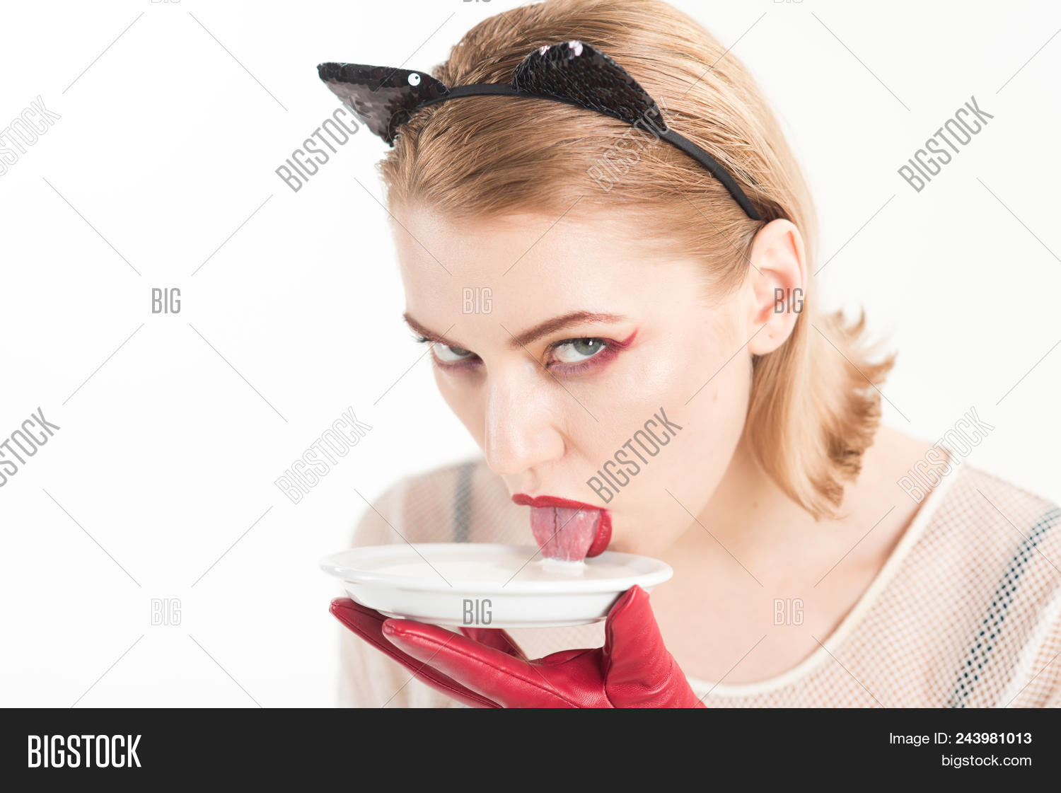 Девушка с бокалом молока. Кефир прикольный. Девушка пьет из детской бутылочки. Девушка с молоком. Пьет молоко.