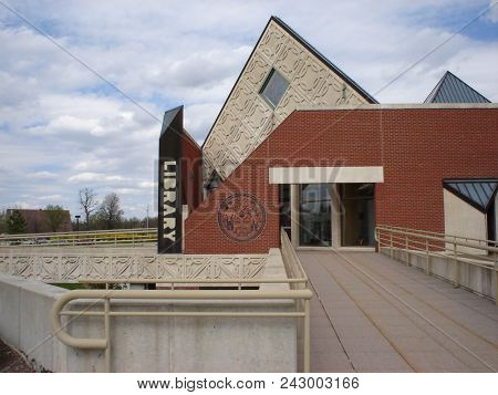 Pilgrim Library, Defiance College, Defiance, Oh, April 25, 2005
