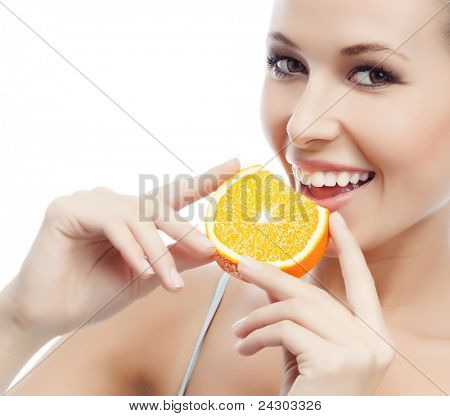 Ritratto di donna sorridente attraente indoeuropea isolata su bianco studio colpo mangiare arancia