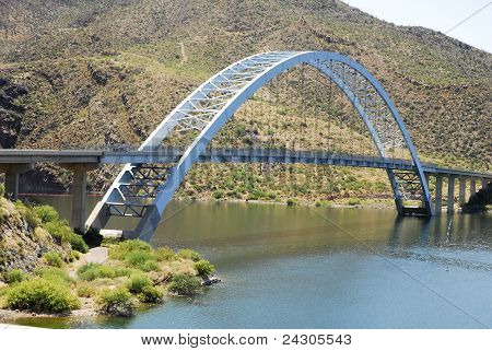 Een brug over een rivier