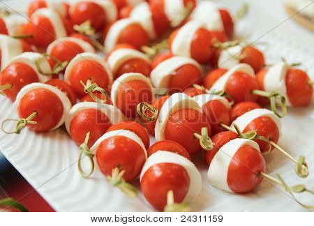 Canapes Mozarella ชีและเชอร์รี่ Tomatos