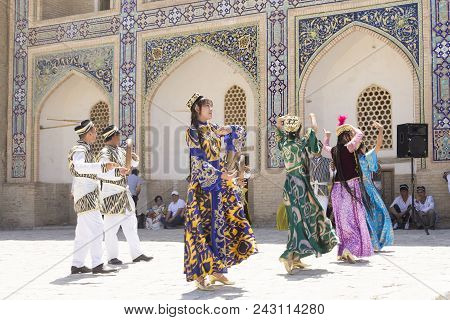 Bukhara, Uzbekistan - May 25, 2018: Silk And Spices Festival 2018. Bukharian Musicians In Local Dres