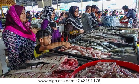 Keningau,sabah,malaysia-april 21,2018:people Buy Fish At The Famous Market Called Tamu In Keningau,s
