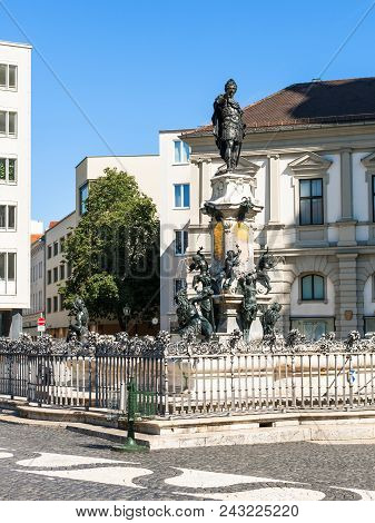 Travel To Germany - Augustusbrunnen (augustus) Fountain On Rathausplatz Square In Augsburg City In S