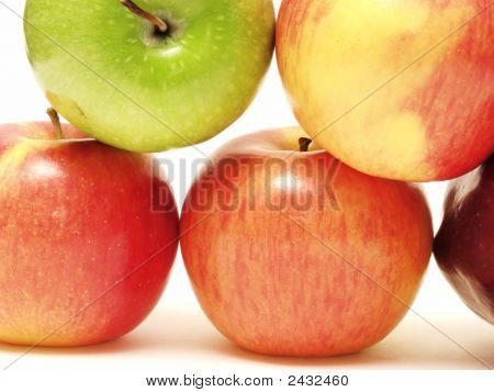 Gruppe af fem æbler isoleret på et