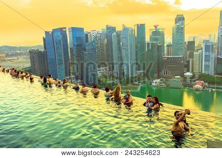 Singapore - May 3, 2018: Couples And Tourists Take Selfie Inside Famous Infinity Pool Of Skypark Tha
