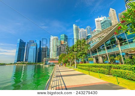 Singapore - April 28, 2018: Marina Bay Promenade On A Beautiful Sunny Day With Blue Sky. Fullerton P