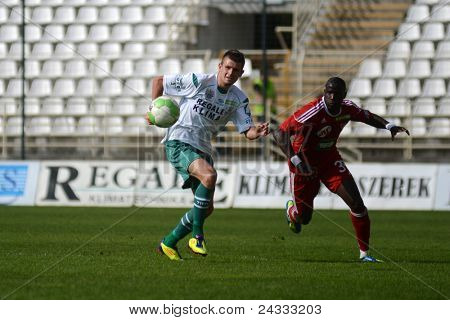 KAPOSVAR, Macaristan - 24 Eylül: Adamo Coulibaly (Kırmızılı) bir Macar ulusal Champio eylem