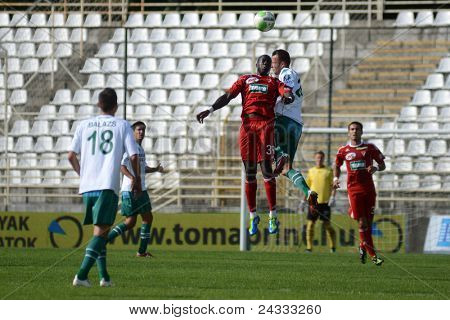 KAPOSVAR, Macaristan - 24 Eylül: Adamo Coulibaly (kırmızı 39) bir Macar ulusal Champio eylem