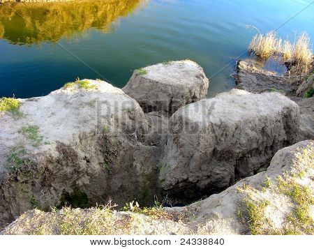 Steine in der Nähe von Wasser