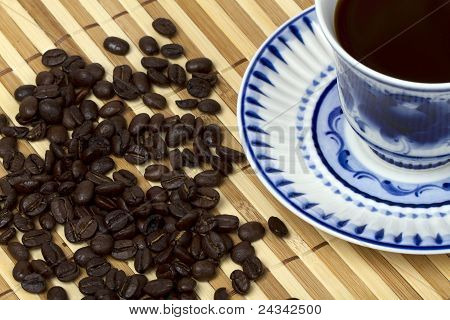 Blue Cup a černou kávu zrna