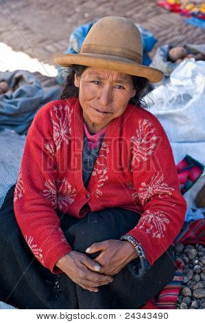 Peruwiański kobieta sprzedaży ziemniaki na rynku, Pisac, Peru