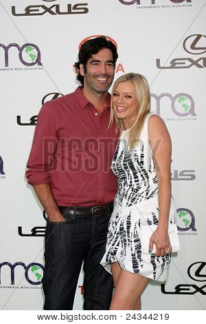 LOS ANGELES - okt 15: Carter Oosterhouse, Amy Smart ankommer 2011 Environmental Media Awards
