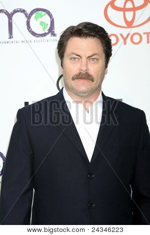 LOS ANGELES - október 15.: Nick Offerman érkezik a 2011 környezeti média díjat a Warner-B